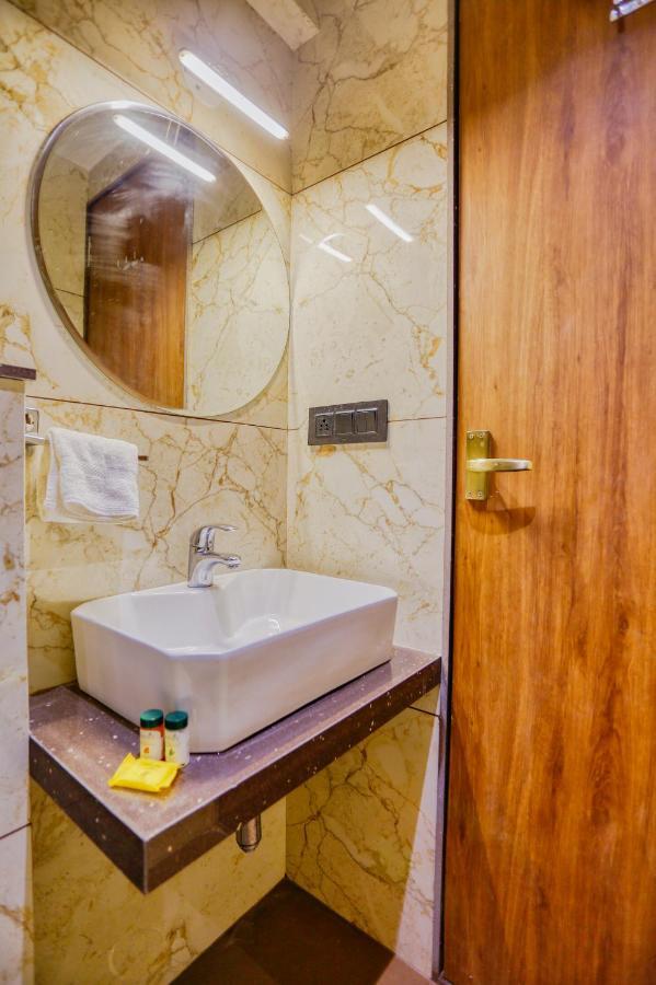 Hotel Pavilion Индор Екстериор снимка